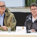 Le ministre de la défense Martin Pfister se rend samedi pour la deuxième fois depuis mercredi dans le Lötschental. Il y était déjà cette semaine avec son collègue de l'environnement Albert Roesti. KEYSTONE/JEAN-CHRISTOPHE BOTT